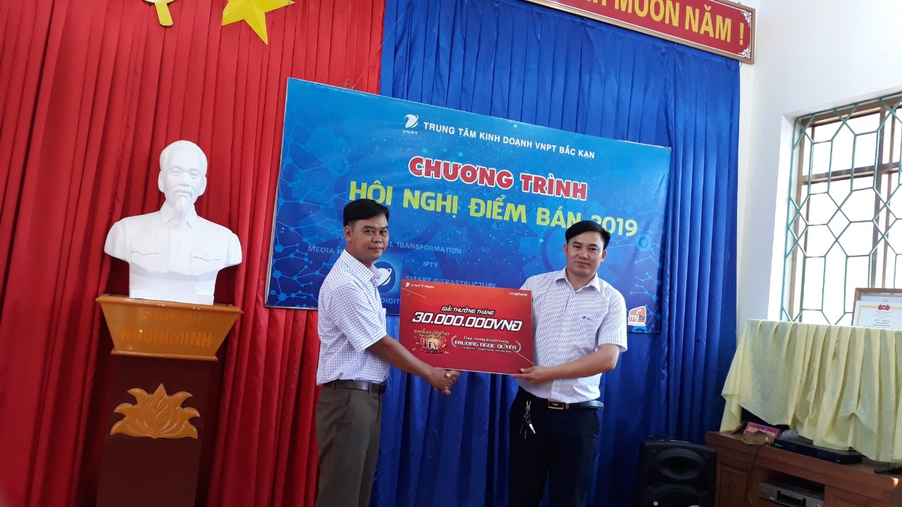 Trao thưởng giải Tháng 30 triệu đồng cho khách hàng ở Bắc Kạn